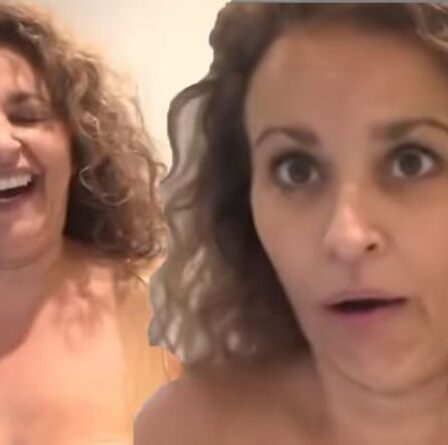 'Les seins pendent bas' Nadia Sawalha, 56 ans, se déshabille seins nus alors qu'elle scotche la poitrine