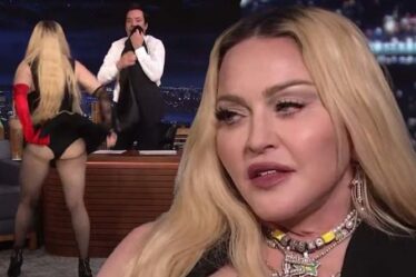 Madonna, 63 ans, étonne les téléspectateurs de Tonight Show alors qu'elle montre ses fesses au public