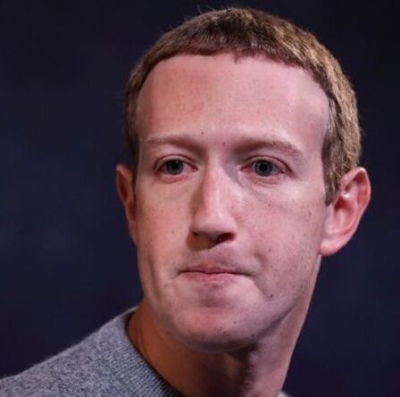 Mark Zuckerberg SILENT alors que Facebook, WhatsApp et Instagram tombent tous en panne