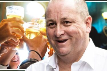 Mike Ashley a célébré la vente de Newcastle pour 300 millions de livres sterling en donnant un pourboire de 5 livres à la barmaid