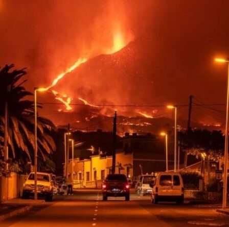 Panique du volcan de La Palma alors que le chef des îles Canaries propose de lâcher des BOMBES pour freiner la coulée de lave