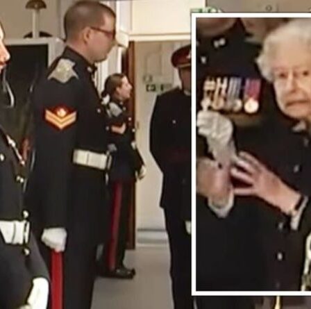 Queen a des fans royaux en points de suture après s'être énervée avec des officiers canadiens "Encore ?!"