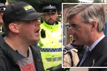 Rees-Mogg stupéfait alors qu'un militant en colère le qualifie de "honteux" lors d'un affrontement devant la conférence des conservateurs