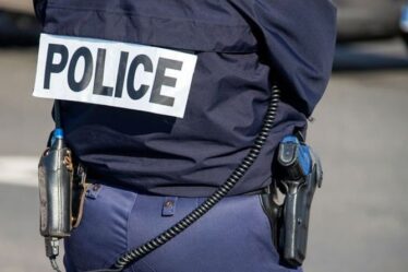 'Scandaleux!'  La police française armée arrête un Britannique pour avoir porté un «mauvais masque» sur Eurostar