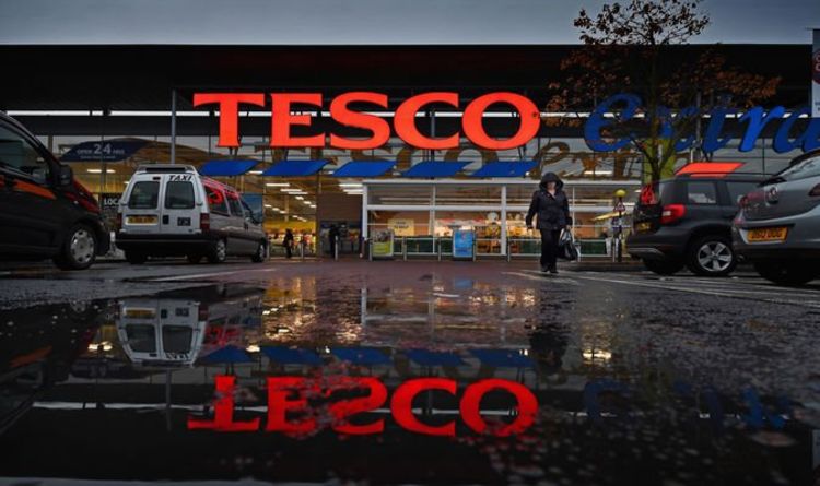 Tesco embauche 30 000 travailleurs pour la période de Noël chargée - avec un bonus de 500 £