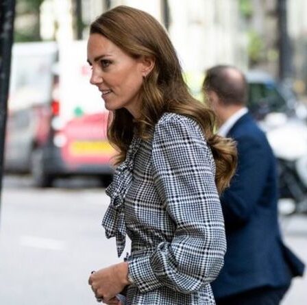 'Thrifty' Kate Middleton porte à nouveau une robe Zara à 16 £ lors d'une visite à l'University College de Londres