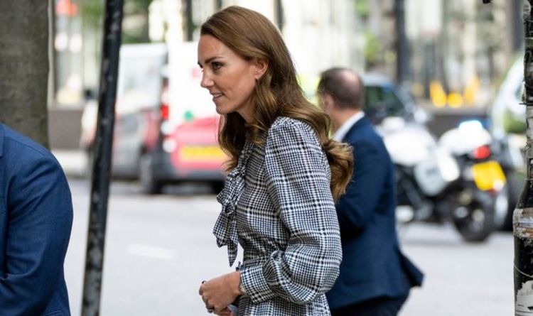 'Thrifty' Kate Middleton porte à nouveau une robe Zara à 16 £ lors d'une visite à l'University College de Londres