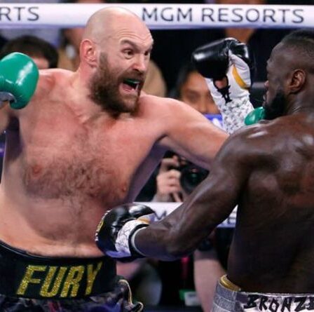 Tyson Fury envoie l'insulte ultime à Deontay Wilder avec 100 £ de photos signées de KO à vendre