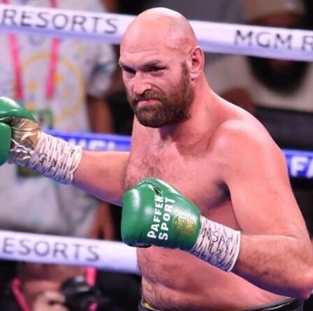 Tyson Fury 's'est presque cassé la cheville' dans le combat de Deontay Wilder après avoir renversé son rival