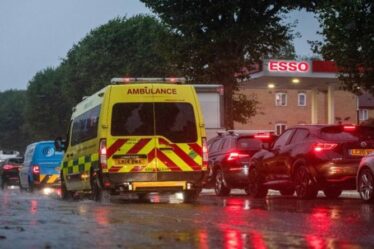 Un ambulancier "absolument épuisé" s'attaque au stockage de carburant et au public "agressif"