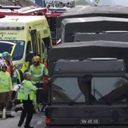 Un conducteur de poids lourd décède dans un accident avec trois camions de l'armée – plusieurs unités des services d'urgence déployées