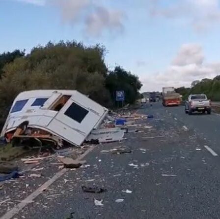 Un énorme accident de caravane provoque un chaos dans la circulation alors que des débris sont jetés sur l'A50