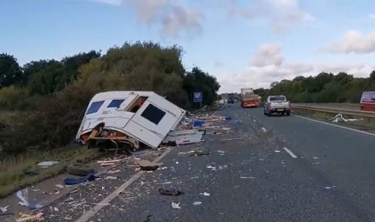 Un énorme accident de caravane provoque un chaos dans la circulation alors que des débris sont jetés sur l'A50