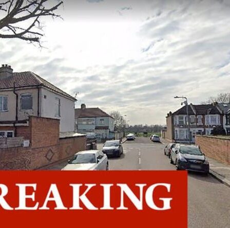 Un garçon de 15 ans arrêté pour suspicion de meurtre après qu'un homme a été poignardé à mort