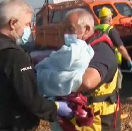 Un nouveau-né secouru par la RNLI après neuf heures de voyage alors que les autorités françaises ignorent le bateau