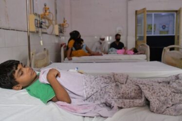 Une «fièvre mystérieuse» tue 24 enfants alors qu'une épidémie mortelle se déchaîne en Inde