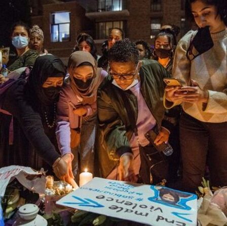 Veillée de Sabina Nessa: des dizaines de personnes affluent vers la jetée d'Eastbourne pour pleurer une perte tragique