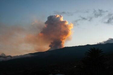 Volcan La Palma EN DIRECT : des centaines de personnes évacuées alors que des maisons EXPLOSENT après que la lave a dévoré des bâtiments
