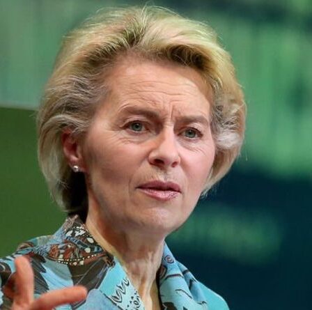 Complot de l'UE pour détruire Noël: Bruxelles se prépare à devenir «nucléaire» si Boris déclenche l'article 16