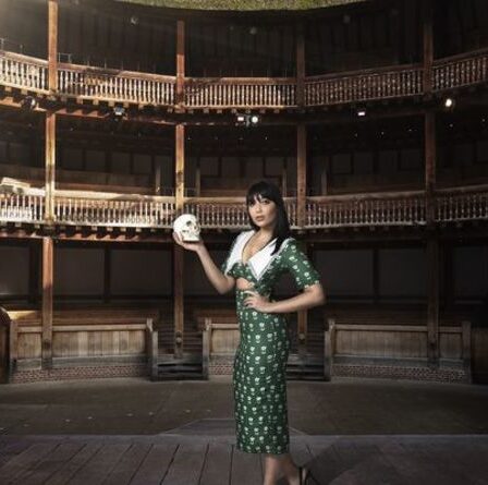 Daisy Lowe pose dans des clichés choquants à l'intérieur du Globe de Shakespeare pour sensibiliser à la pollution