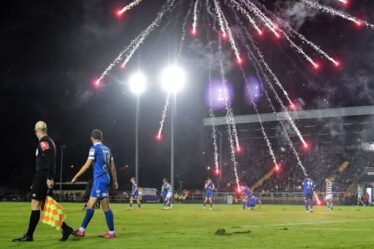 Des feux d'artifice sont déclenchés sur le terrain lors d'un match de Premier League irlandaise alors que l'arbitre arrête le match