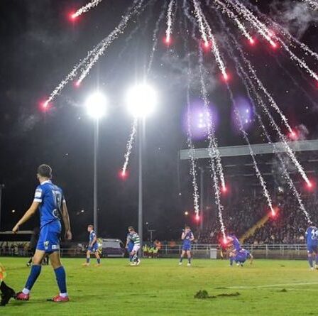 Des feux d'artifice sont déclenchés sur le terrain lors d'un match de Premier League irlandaise alors que l'arbitre arrête le match