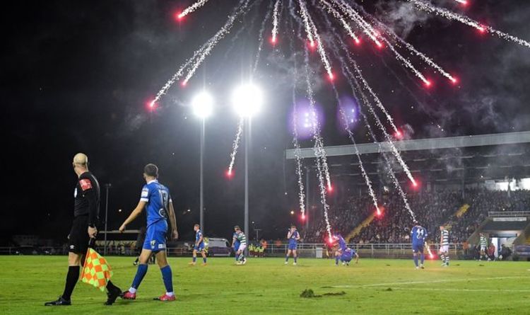 Des feux d'artifice sont déclenchés sur le terrain lors d'un match de Premier League irlandaise alors que l'arbitre arrête le match