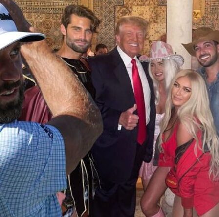 Donald Trump fait la fête avec Dustin Johnson et WAG Paulina Gretzky lors de la fête d'Halloween