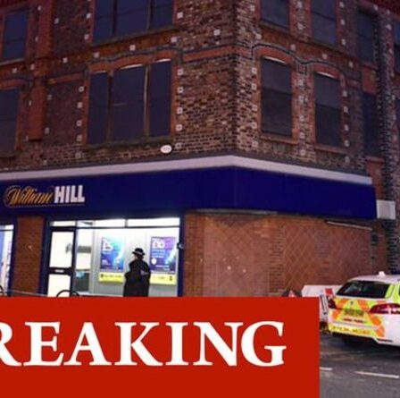 Horreur poignardée à Liverpool: la rue est verrouillée et un homme s'est précipité à l'hôpital après l'attaque