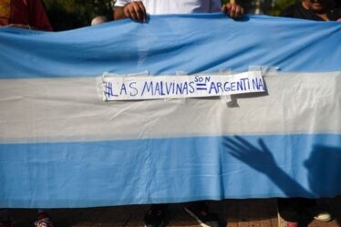 La bataille des Malouines se profile alors que l'Argentine appelle à un "nouveau dialogue" sur le territoire britannique