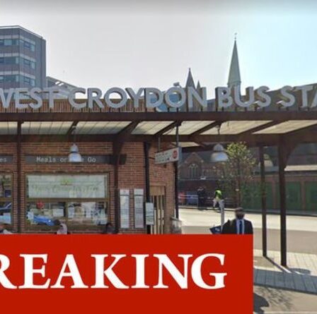 Le centre-ville de Croydon confiné: la police spécialisée essaime les rues - évacuation ordonnée