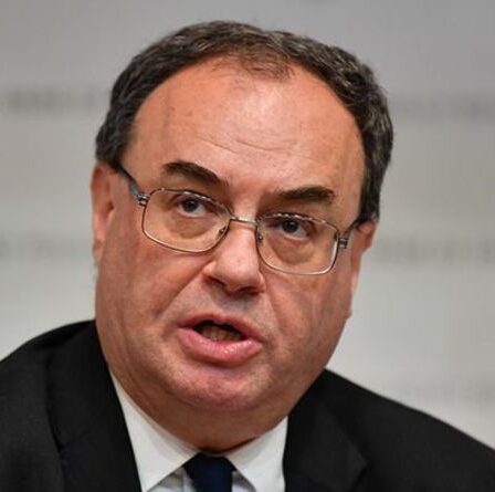 Les taux d'intérêt resteront bas, selon le gouverneur de la Banque Andrew Bailey