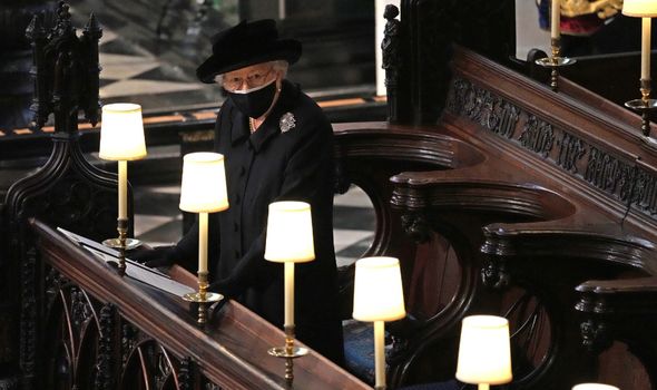 La reine Elizabeth II regarde les porteurs porter le cercueil du prince Philip, duc d'Édimbourg dans la chapelle St George