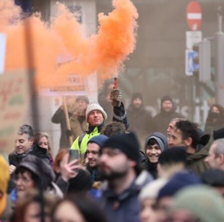 Chaos de l'UE alors que des manifestants ont lancé des gaz lacrymogènes devant le siège de la Commission européenne