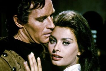 Charlton Heston "détestait" Sophia Loren "Il ne pouvait pas la regarder pendant les scènes d'amour d'El Cid"