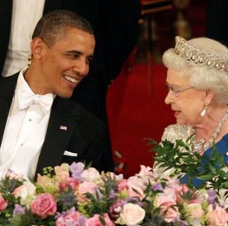 La reine a souhaité mettre fin au banquet d'État d'Obama plus tôt pour une raison hilarante - "Dites-lui de rentrer chez lui"