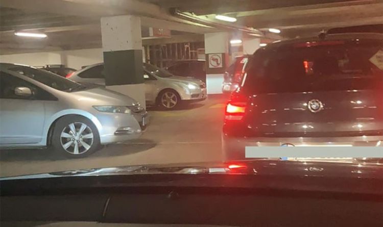 Les acheteurs de Noël abandonnent leurs véhicules en raison du chaos sur le parking