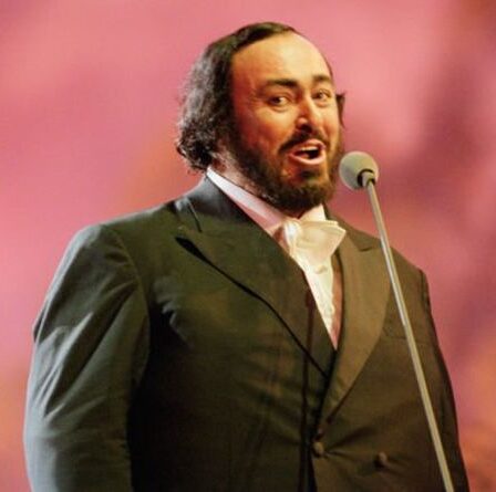 Luciano Pavarotti​ s'est associé à un groupe de filles britanniques pour une performance caritative