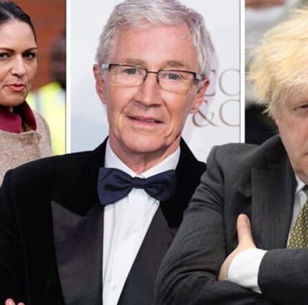 Paul O'Grady excite le "fou" Boris Johnson et la "méchante" Priti Patel lors d'un démontage brutal