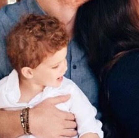 Si charmant!  Archie imite le prince Charles et appelle le prince Harry "papa"