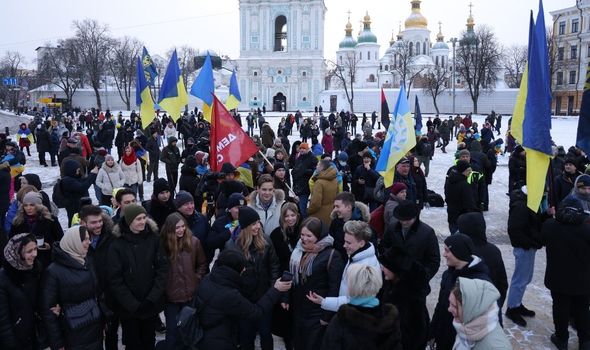 Les gens organisent un rassemblement patriotique à Kiev