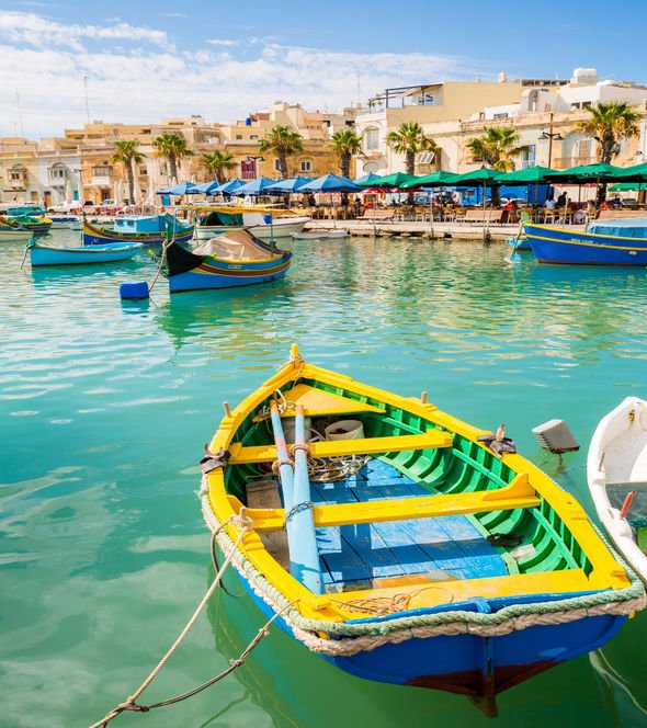 Un bateau sur l'eau dans un port maltais