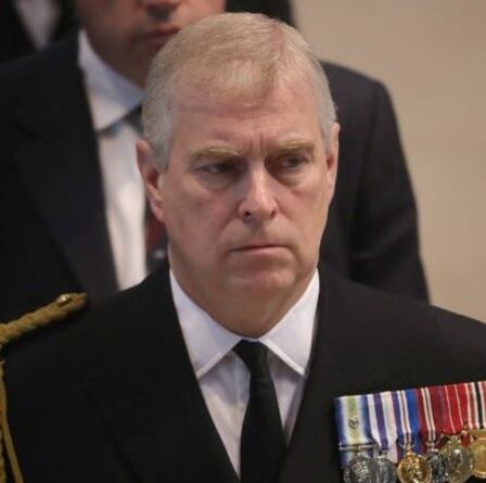 Le prince Andrew qualifié de "lâche" alors que le père de Virginia Giuffre avertit que Duke "joue à un jeu"