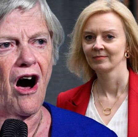 "Appelez leur bluff, Liz!" Ann Widdecombe dit à Truss de "changer le jeu de balle" dans les pourparlers sur le Brexit