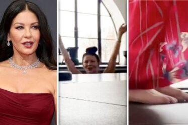 Catherine Zeta-Jones, 52 ans, suscite la frénésie alors qu'elle taquine les fans en laissant tomber une robe pour nager nue