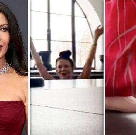 Catherine Zeta-Jones, 52 ans, suscite la frénésie alors qu'elle taquine les fans en laissant tomber une robe pour nager nue