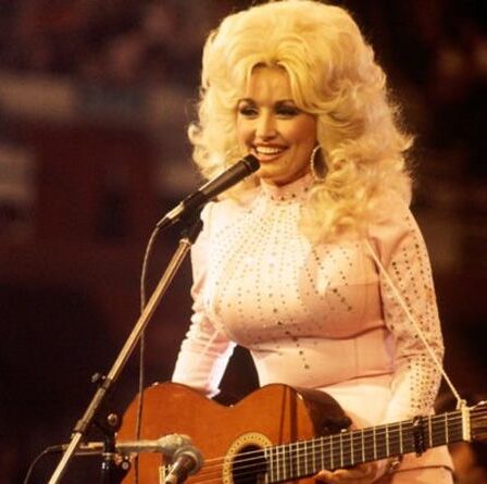 Dolly Parton cache de « beaux » tatouages ​​significatifs sur son corps