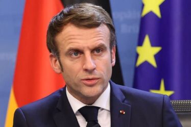 'Enlève ça!'  Macron suscite l'indignation après que le symbole de l'UE remplace le drapeau français sur une tombe de guerre