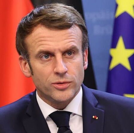 'Enlève ça!'  Macron suscite l'indignation après que le symbole de l'UE remplace le drapeau français sur une tombe de guerre