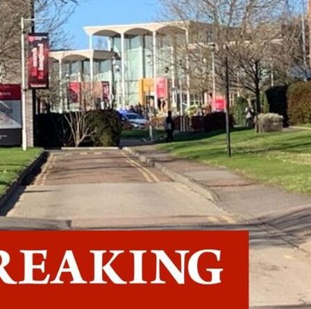 Horreur sur le campus alors que la police envahit l'université anglaise après avoir poignardé - un homme s'est précipité à l'hôpital